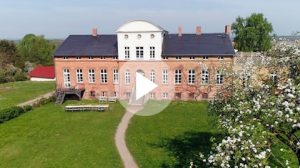 Gutshaeuser in frauenhand